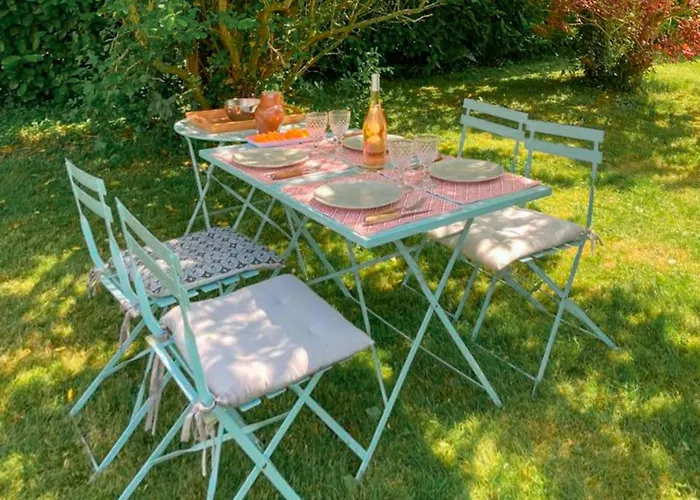 Lovely In Les Deux Egli Canville-les-Deux-Églises